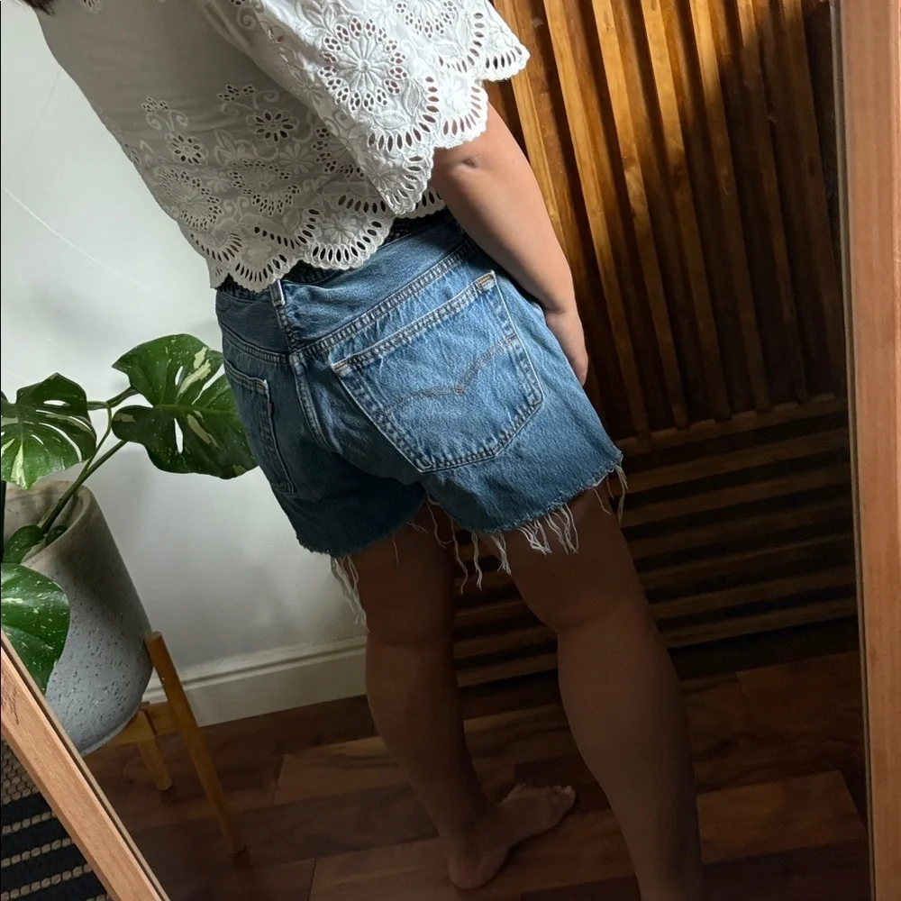 Vintage Levis Zip Front High Rise Raw Hem Relaxed Short. Size 31